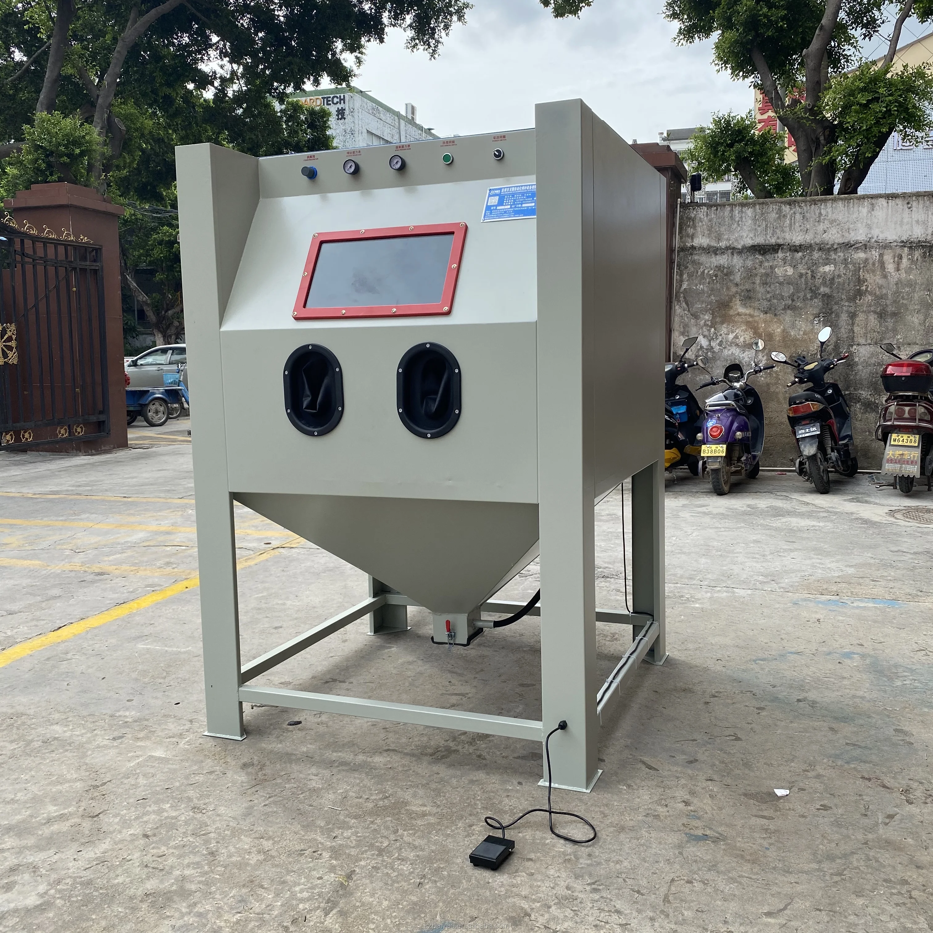 Water sand blasting machine CE water sand blasting cabinet wet sandblaster car wheel repair vapor sand blasting machine