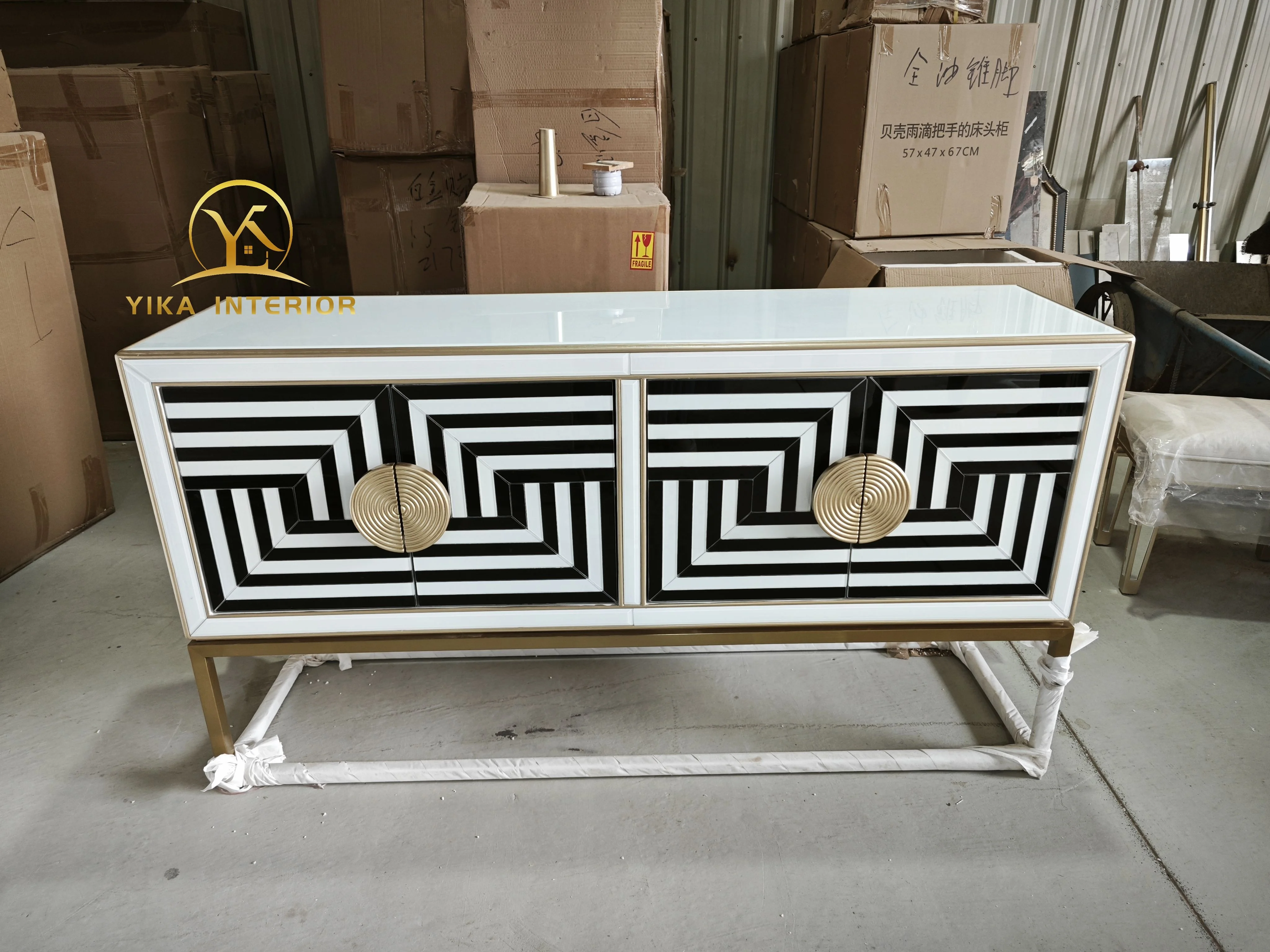 Модернистский черно-белый полосатый стеклянный дверной шкаф от Jonathan Adler