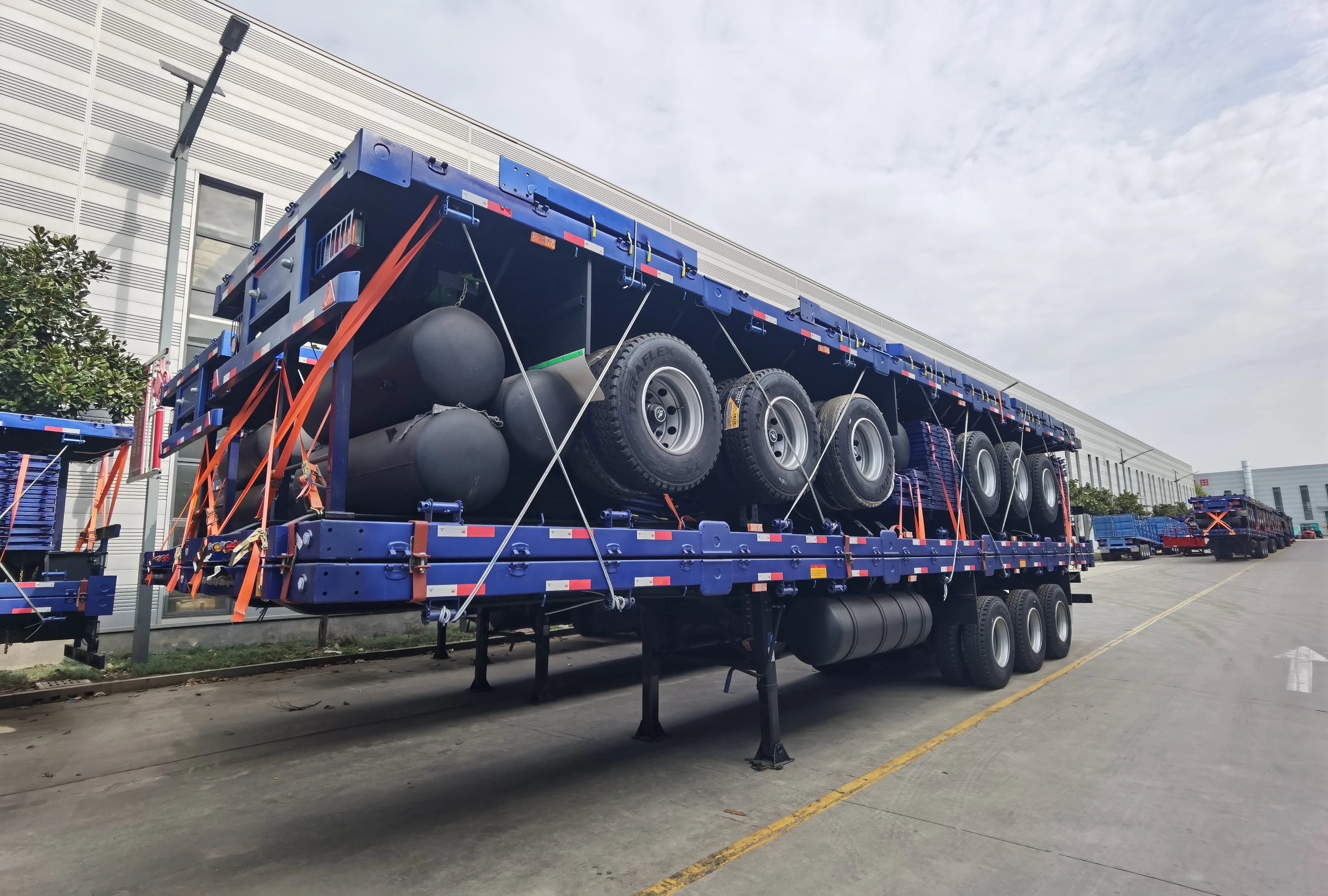 2024 High Quality Shipping 40ft Transport Container Flatbed Semi Trailer with Twistlock