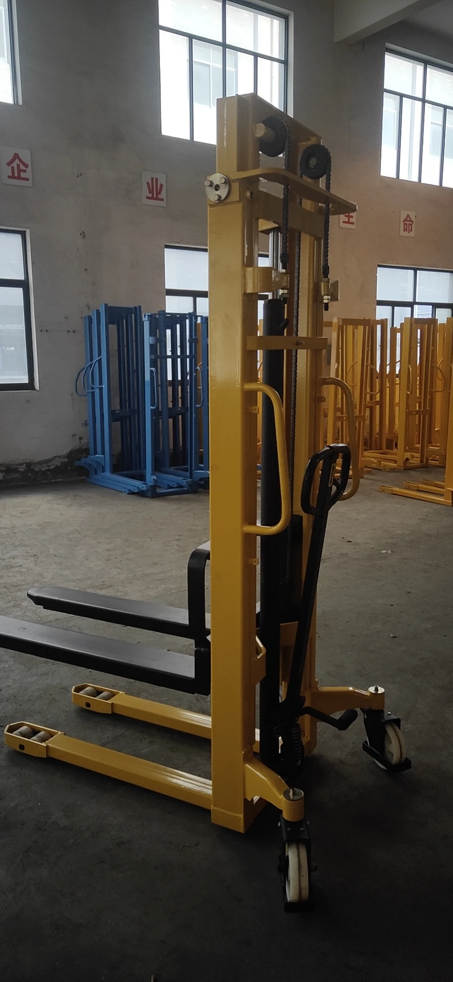 1ton*2m forklift manual lift pallets stacker