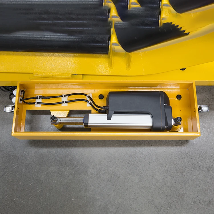 Conveyor belt deviation correction device