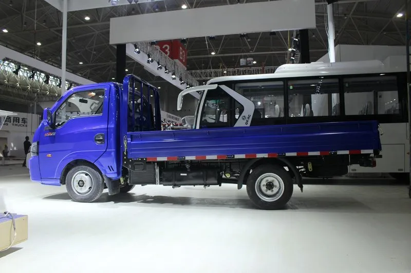 Dongfeng light cargo truck 2 tons diesel light truck in right hand drive
