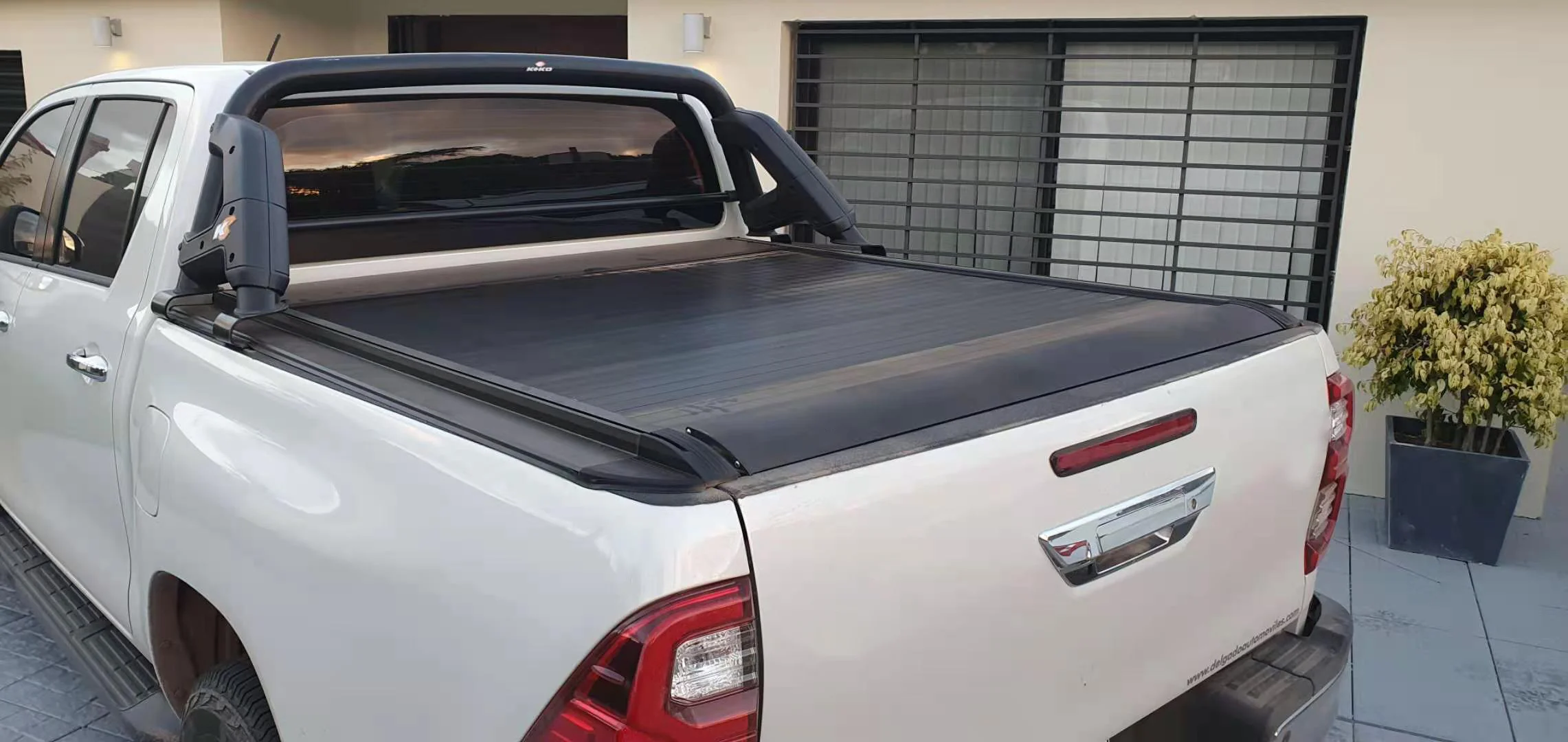 High quality aluminum retractable electric trunk lid truck bed tonneau cover for toyota tacoma 2010 2023