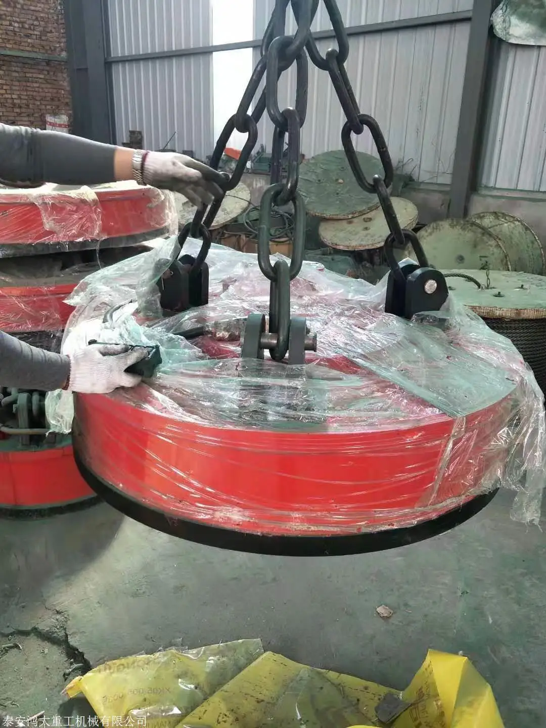 Factory direct sales hydraulic magnets are suitable for scrap metal recycling and processing efficient and labo