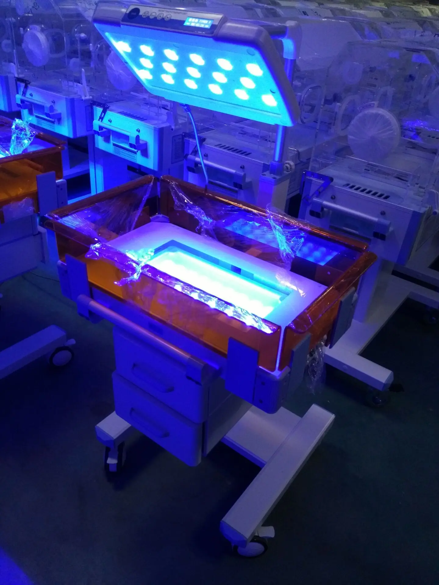 Anti-rusty aluminum alloy base infant warmer with phototherapy underneath infant warmer