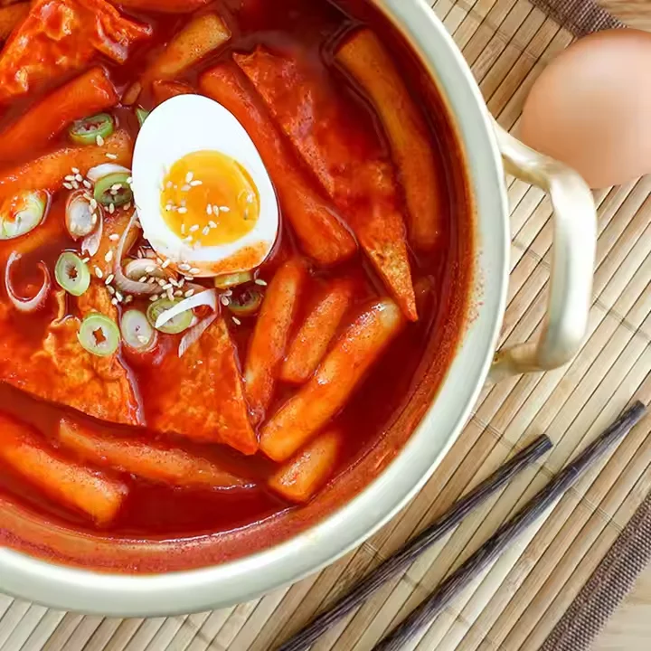 Чистый рис торт палочки Tteok для здорового приготовления пищи и уличной еды