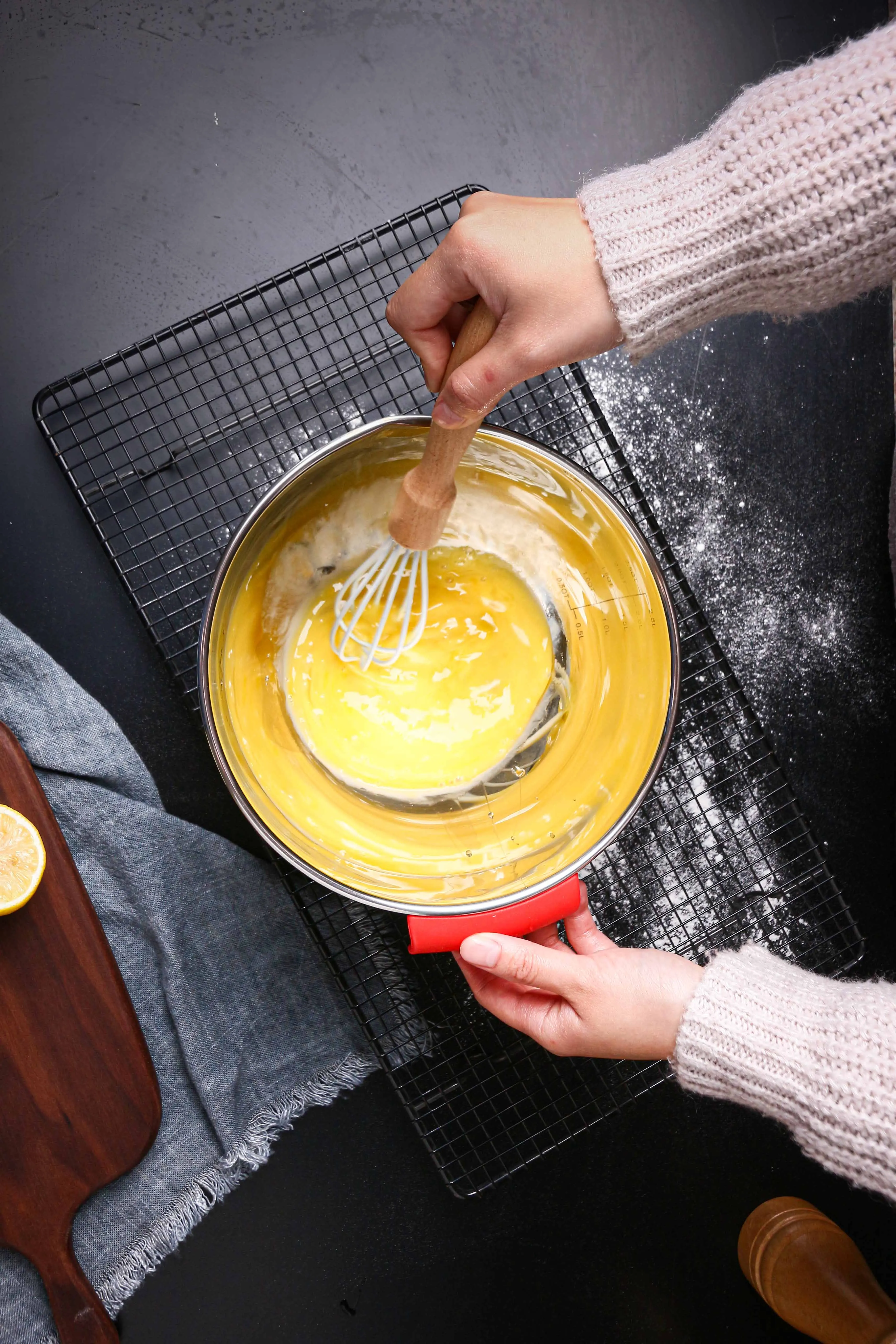 Stainless Steel Metal Mixing Fruit Salad Bowls With Airtight Lids Set with 3 Grater Attachments