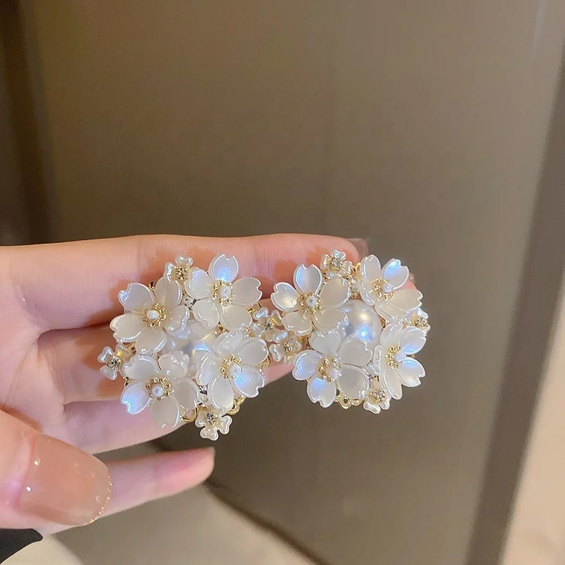 White flower rhinestone earrings 925 silver needle freshwater pearl earrings Fashion simple pearl stud earrings