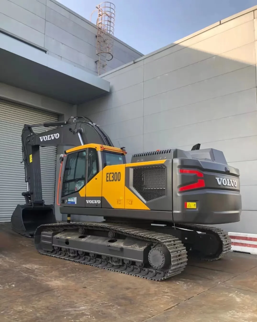 Лидер продаж подержанный гусеничный экскаватор Volvo Ec300 машина по низкой цене