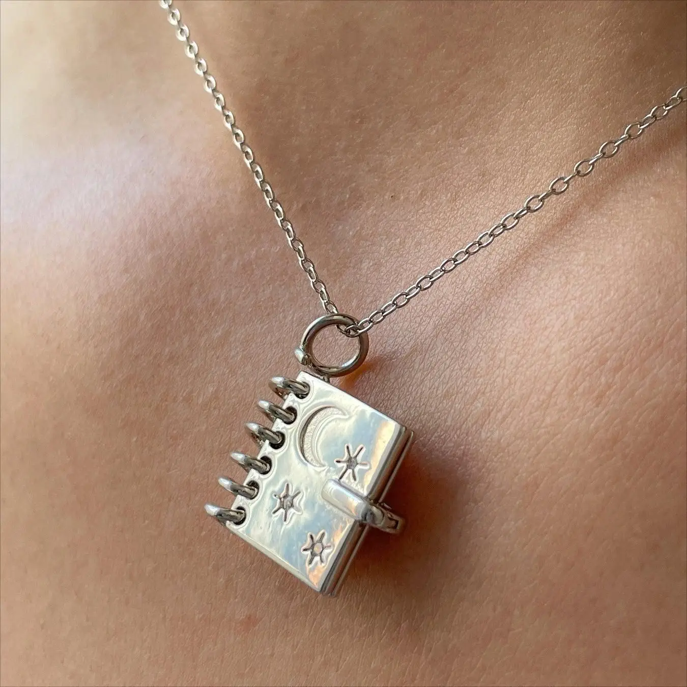 Vintage Book Pendant Necklace English Words Necklace Openable Photo Album Necklace For Women
