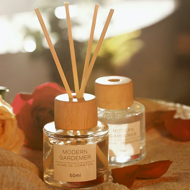 Vietnam Classic Aroma Reed Diffuser Bottle Clear Flat round Empty Glass Jar with Wooden Cap 100ml 200ml Volumes for Glasses Use
