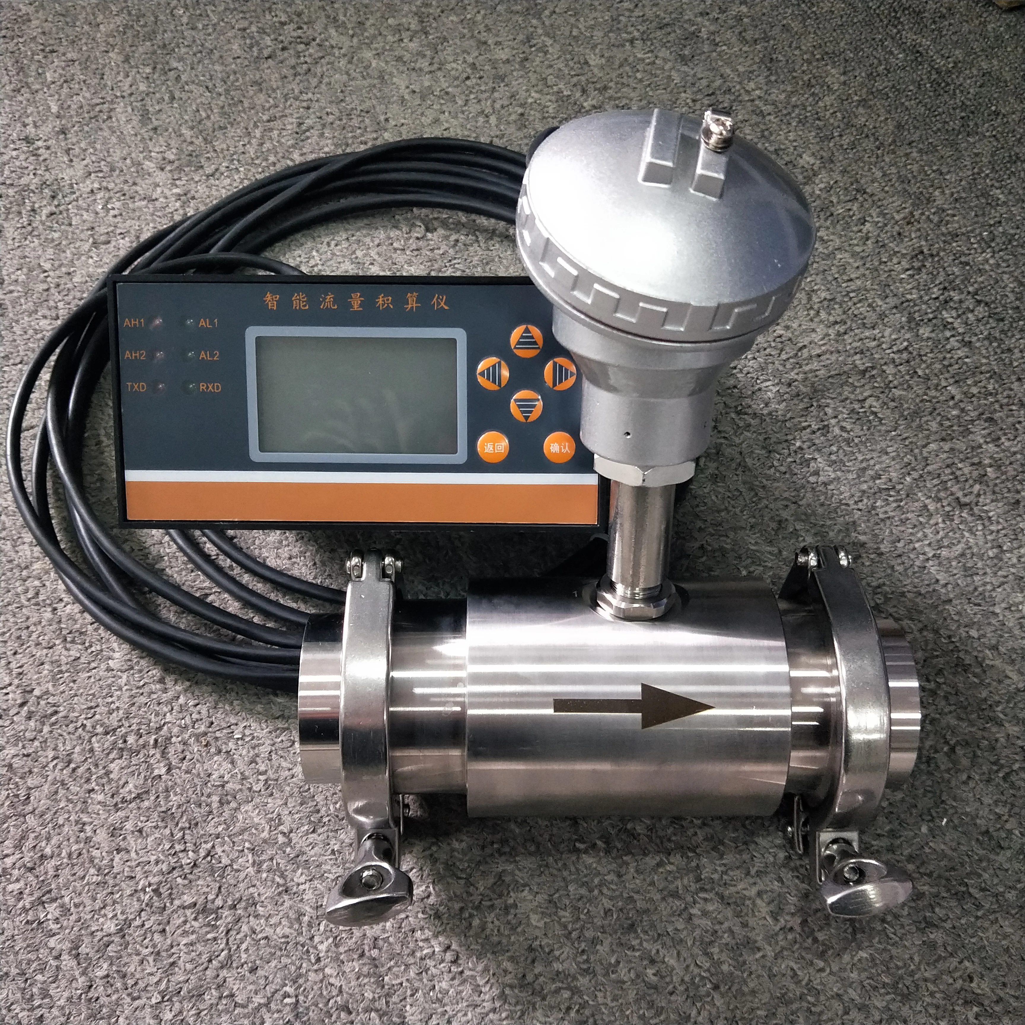 
Stainless steel sanitary clamps connected to the liquid turbine flow meter 24VDC external power supply with RS485 