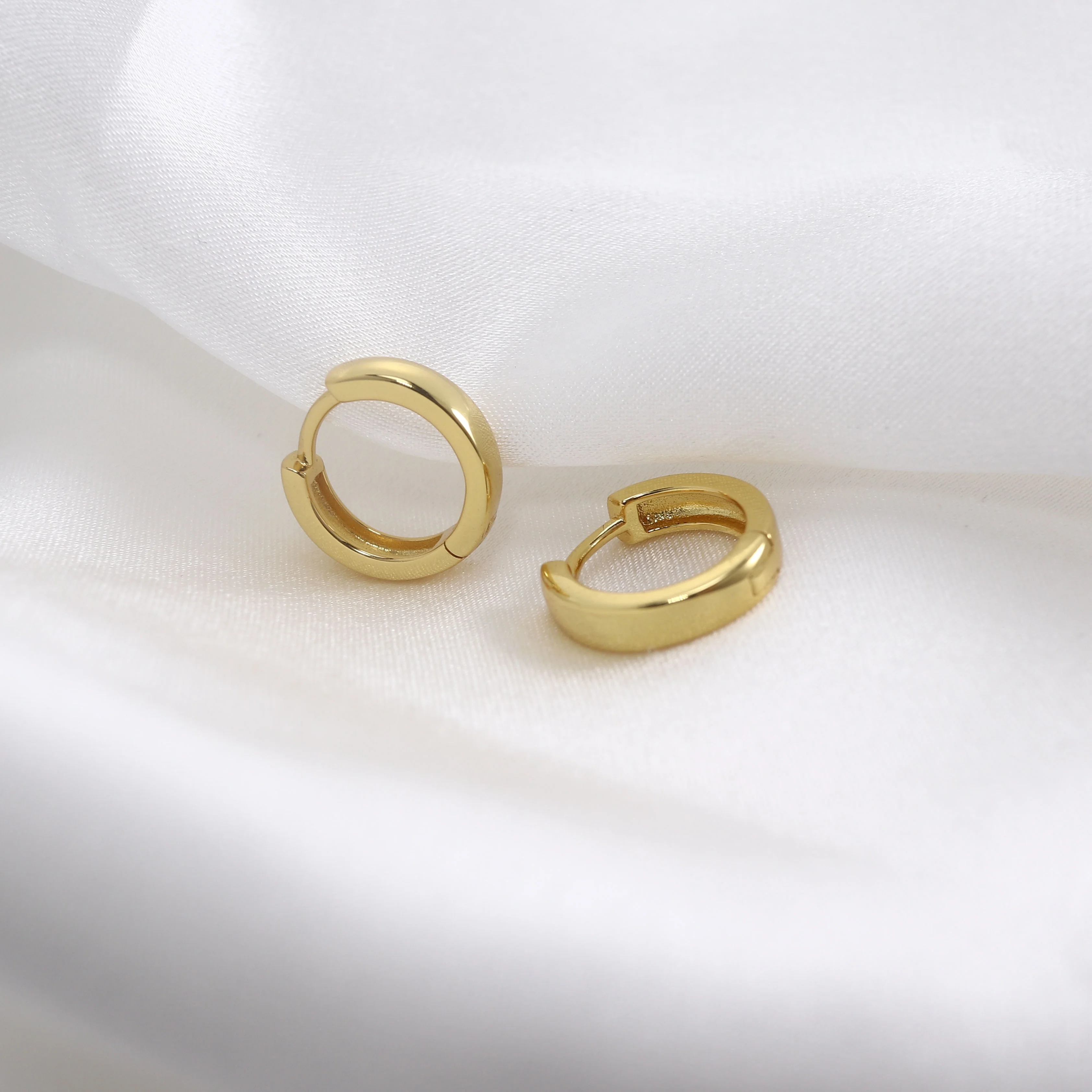Aiz Jewelry Custom Plain Gold Minimalist 12mm OD 2mm 2.7mm Width  18K Gold Plated Huggie Earrings 925 Silver Wholesale