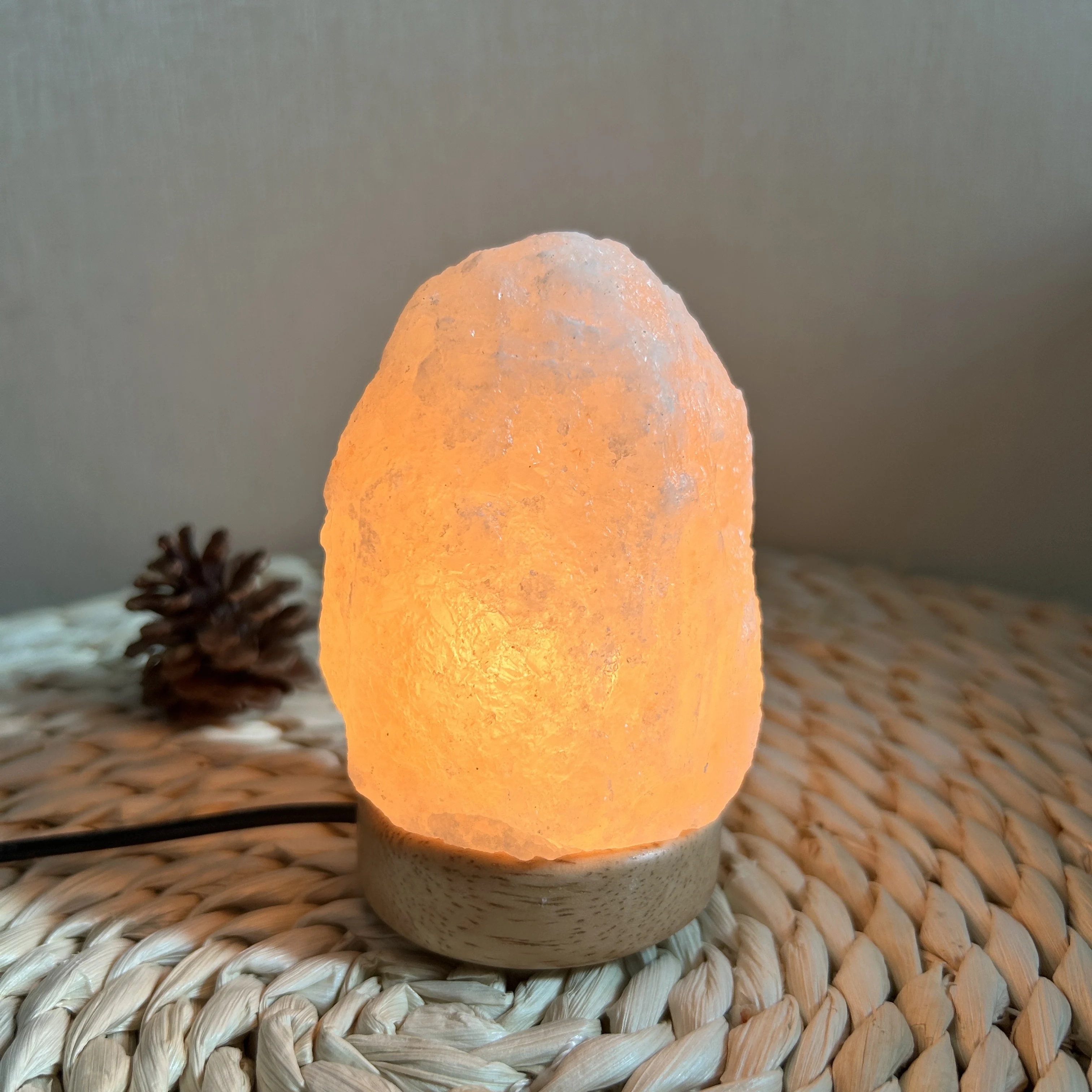 Enhance Relaxation Space USB Himalayan Crystal Salt Lamp Natural Shape Table Lamp with Halogen Lamp for Soft Lighting