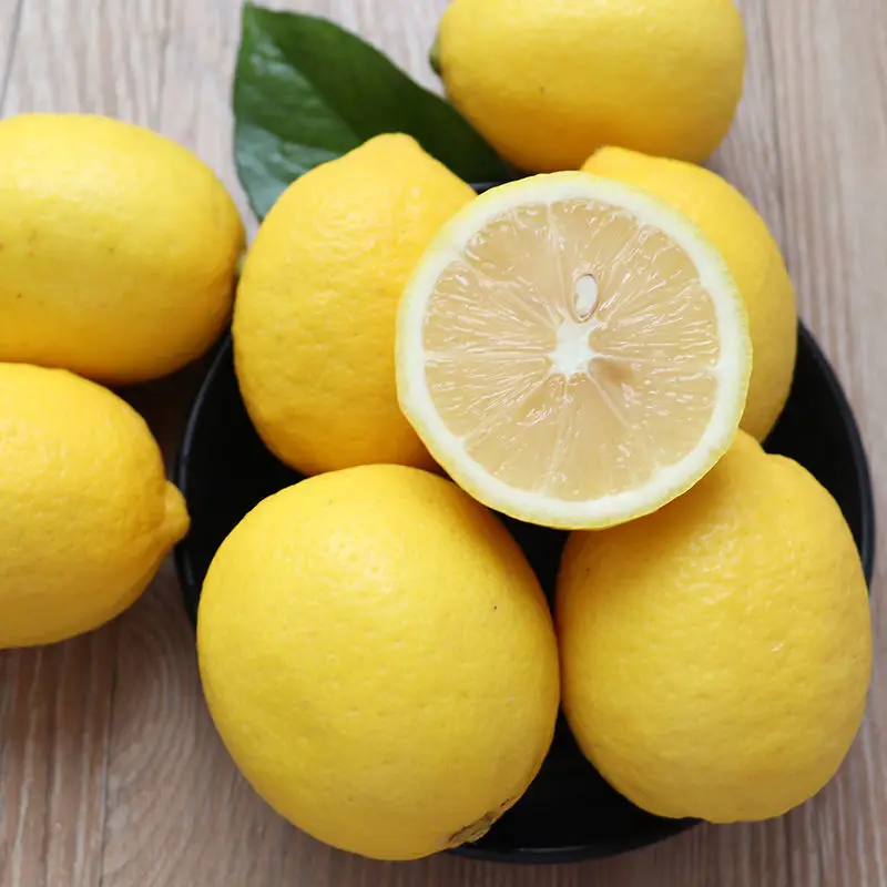 Свежие лимоны, Свежие лимоны, свежие большие фрукты, замачиваемые в воде, фрукты для тонкой кожи, желтый лимон