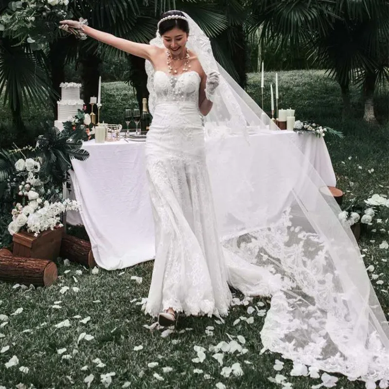 ROMANTIC Wedding Vintage Bridal Veils Ivory Beautiful Long Lace Veil with Comb