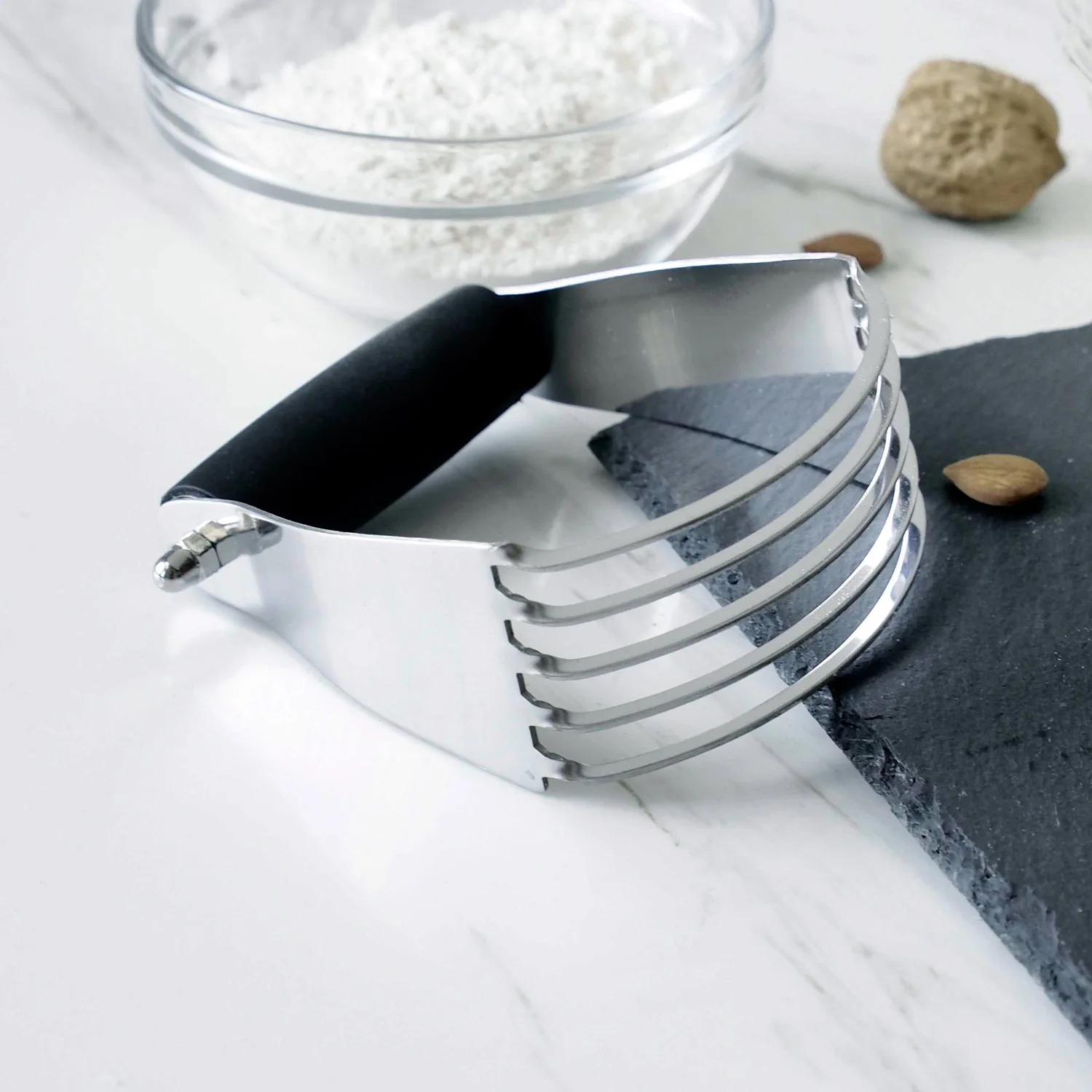 Medium Size Stainless Steel Blades Dough Blender Top Professional Pastry Cutter with Heavy Duty