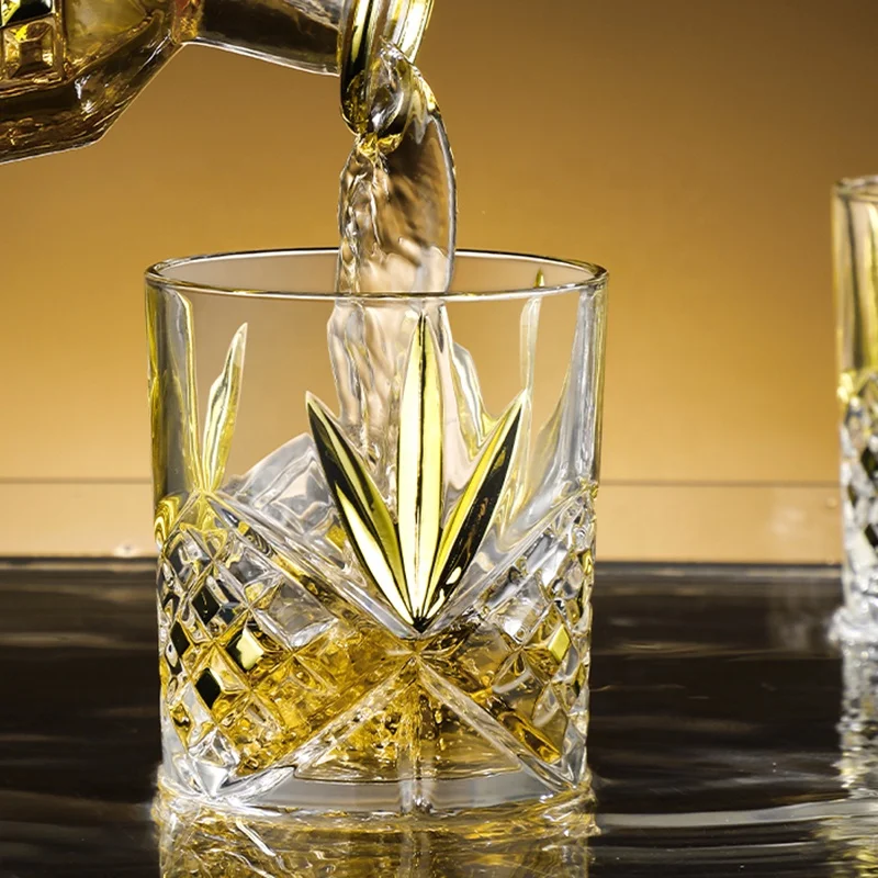 Handmade Elegant Decanter Set with 4 Carved Crystal Glasses and Clear Decanter Whiskey Glass Set for Party