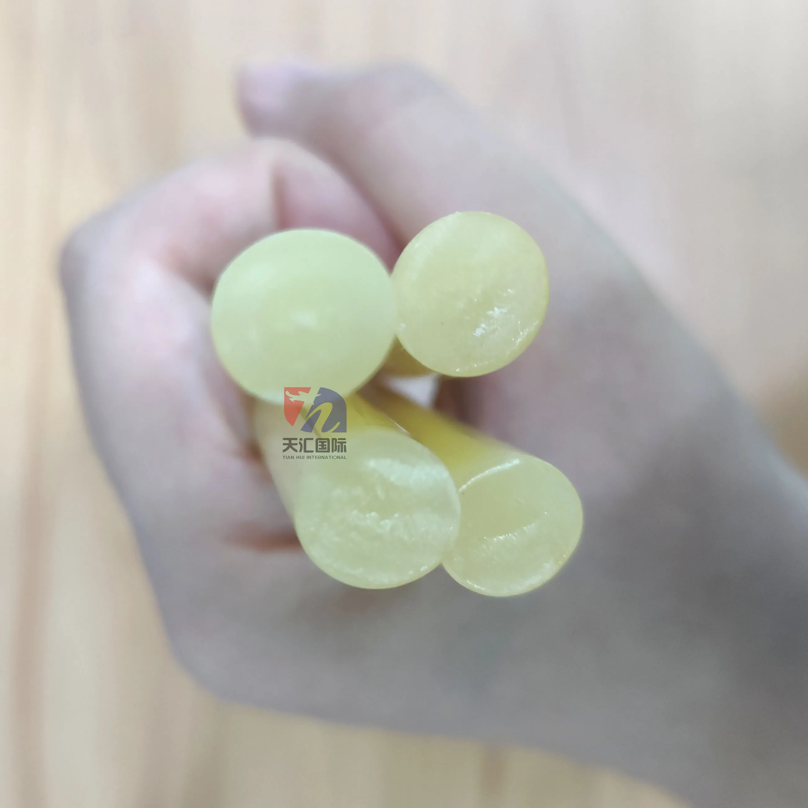 HM-28B-5TH Hot melt adhesive glue stick synthetic resin for leather wood fabrics strong stickiness yellow glue stick