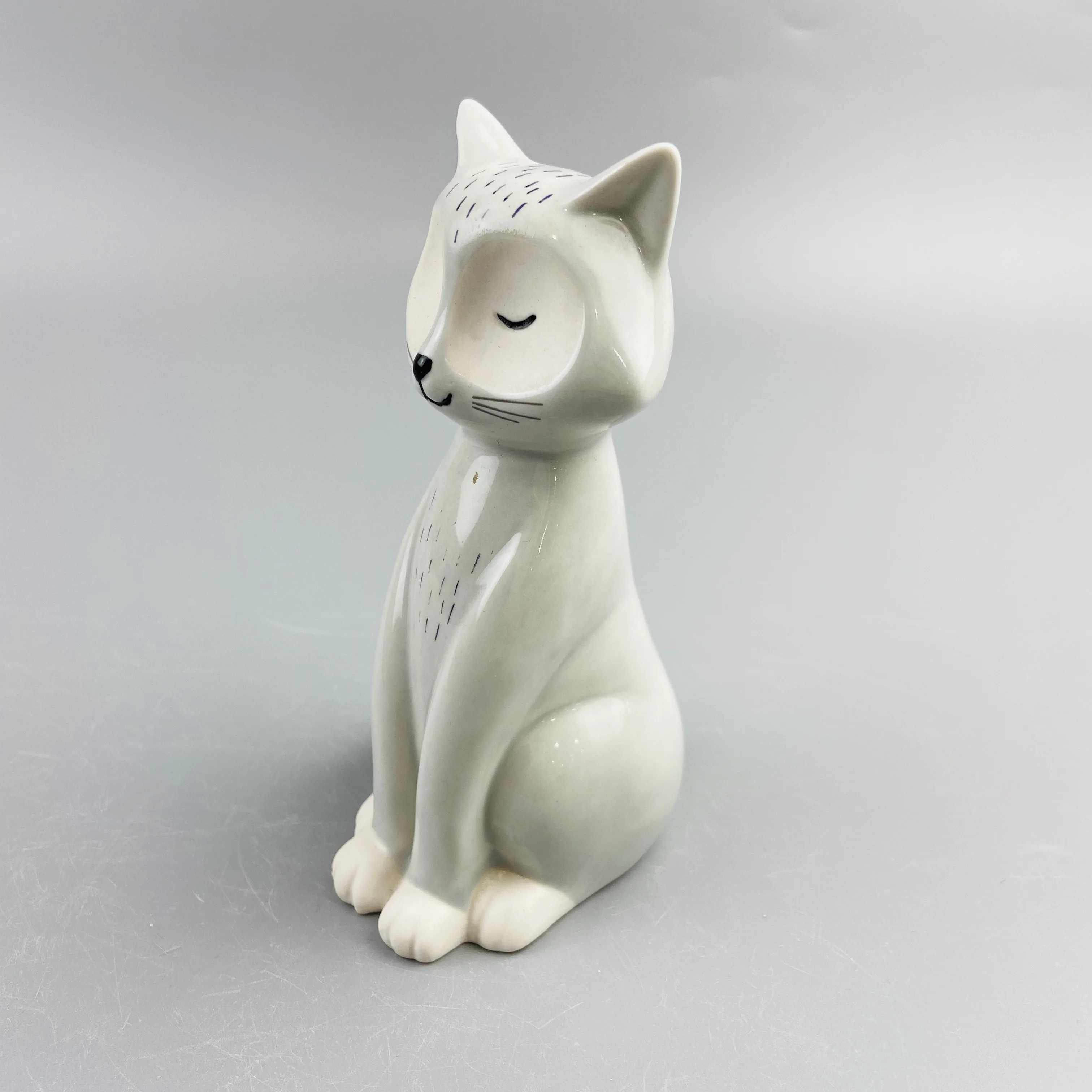 
Customized design home decor seated white ceramic cat decoration 