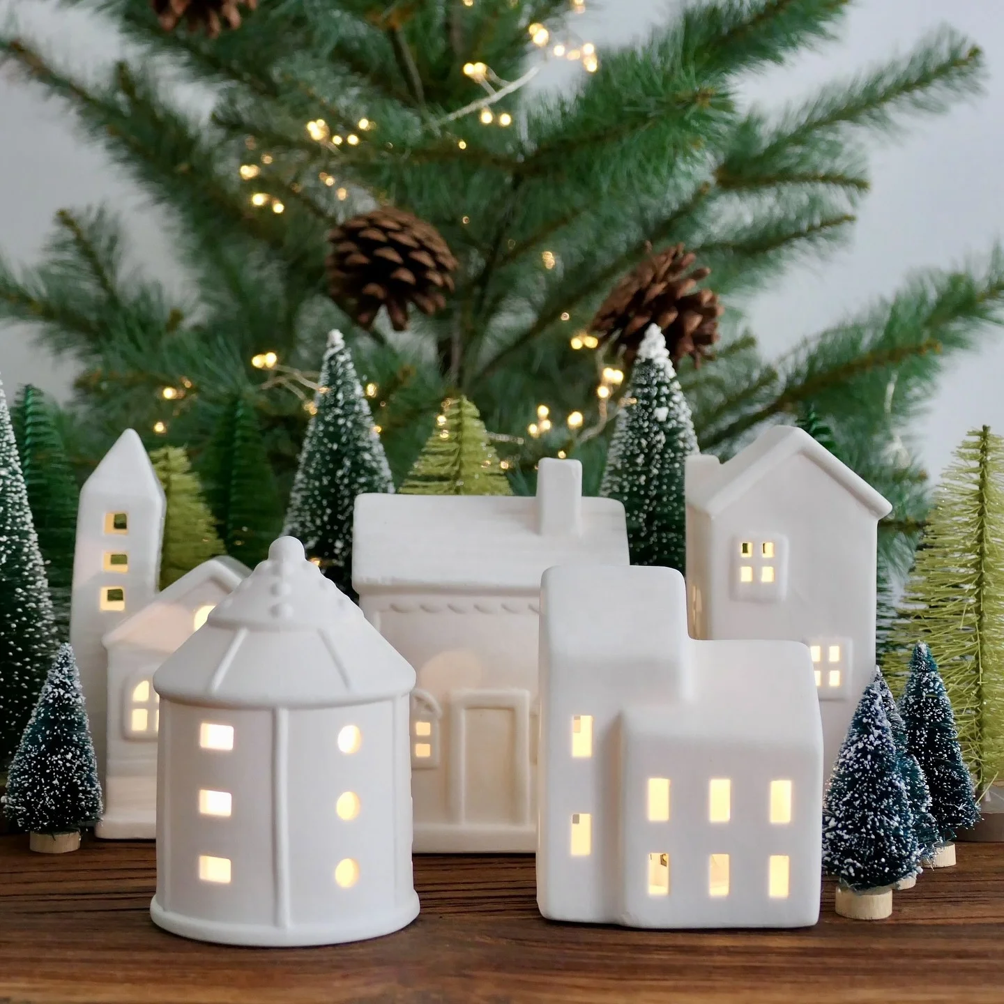 XINGYE Custom Desgin Tabletop Christmas Home Decorations White Cottage Lantern Ornament Tealight Holders Ceramic Houses