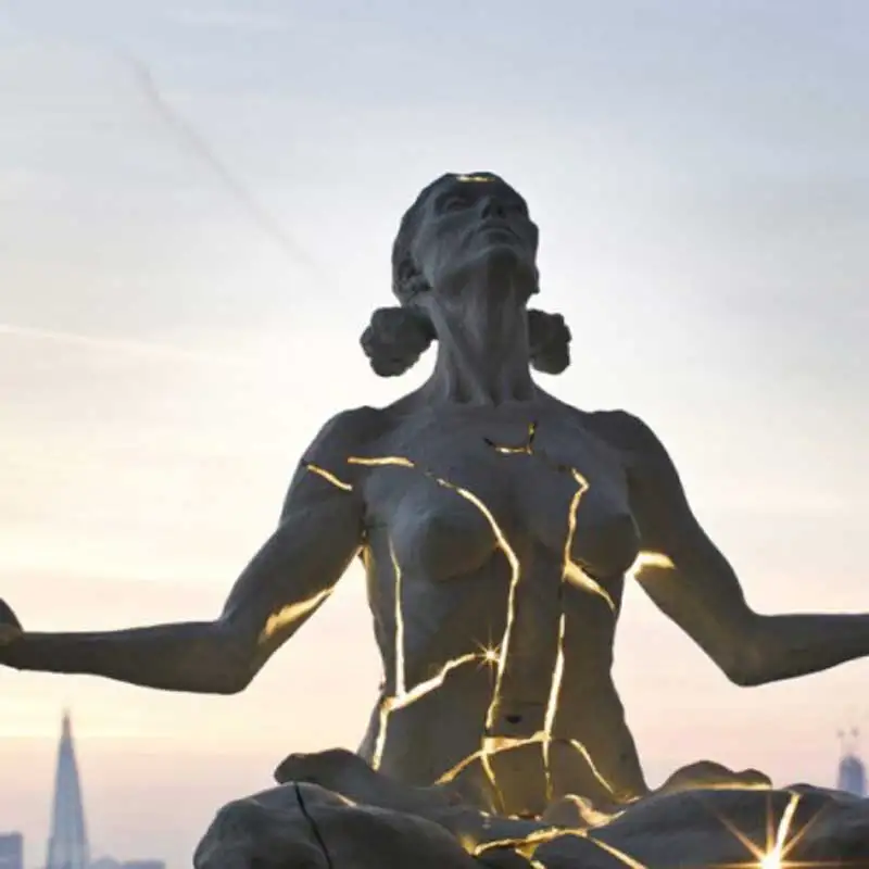 Hot sale high quality bronze famous bronze lady with LED lights sculpture