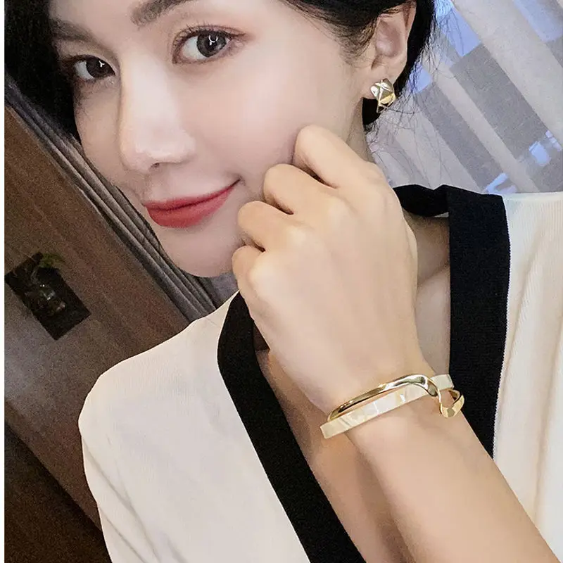 2021 Simple New White Shellfish Board Bend Bangle Stainless Steel Geometric Overlap Resin Bangle For Women