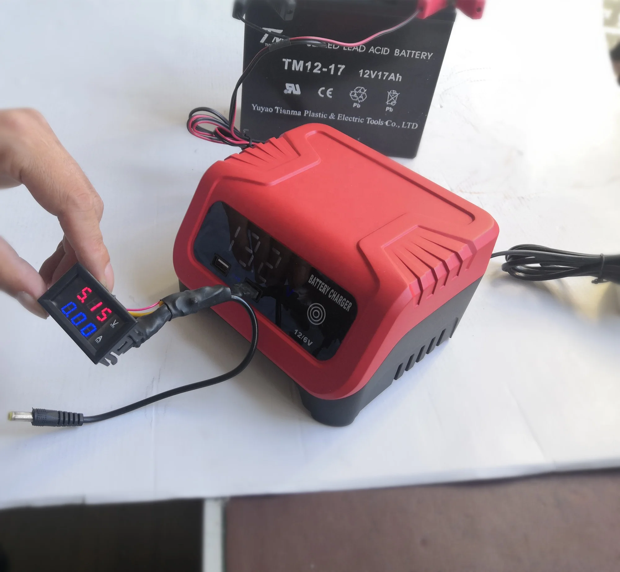 
12V 6V new car battery charger with USB port digital display Intelligent voltage automatically recognize smart car charger 