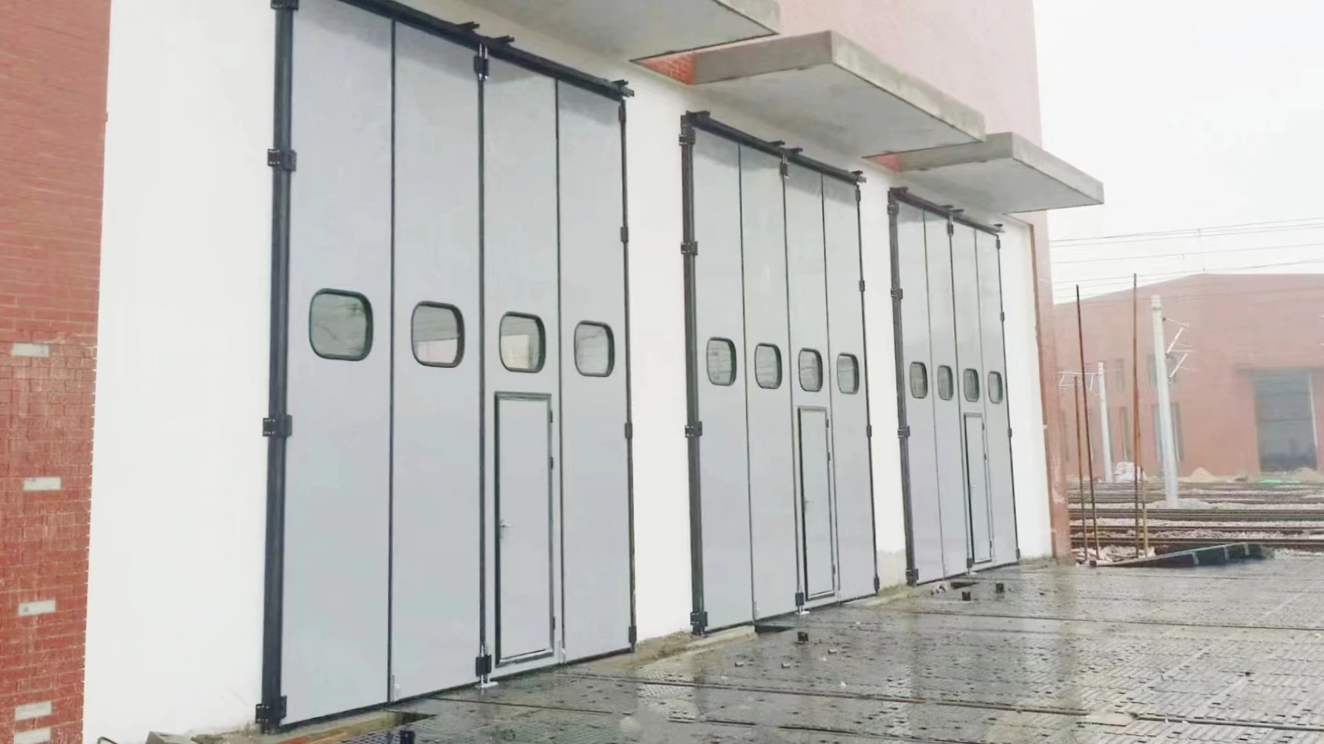 Manufacturer Industrial Heavy-Duty Aluminum Iron Durable Sliding Folding Door for Factory