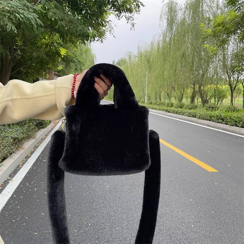 2025 Winter Latest Fashion Designer Solid Fur Tote Bag Soft Pink Fluffy Bag Fur Purses And Handbags