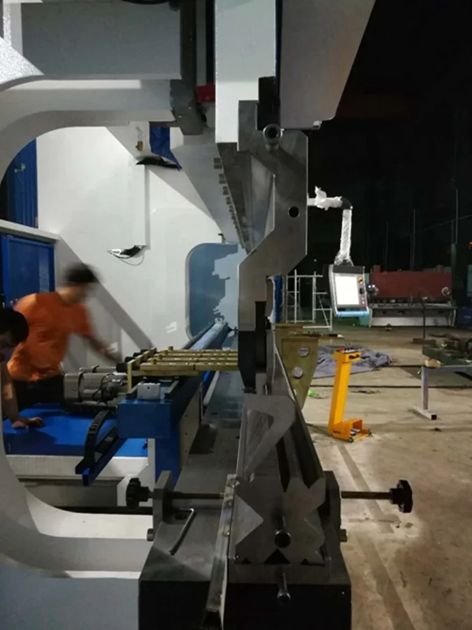 Aluminum flexible 250 ton press brake, 3000mm steel bending machine from Tengzhong Top sales