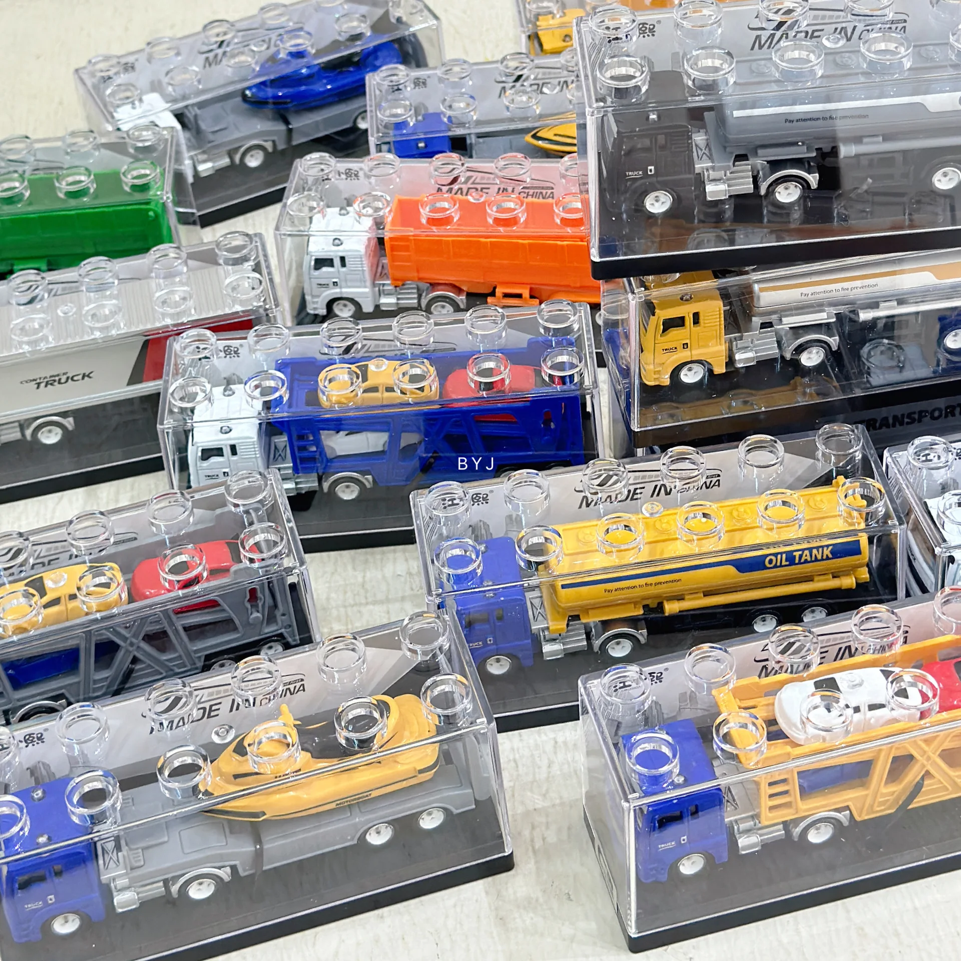 Customized logo 1:64 Transport Vehicle Model hot free wheels Plastic Truck Small Diecast toy Car with Transparent plastic box