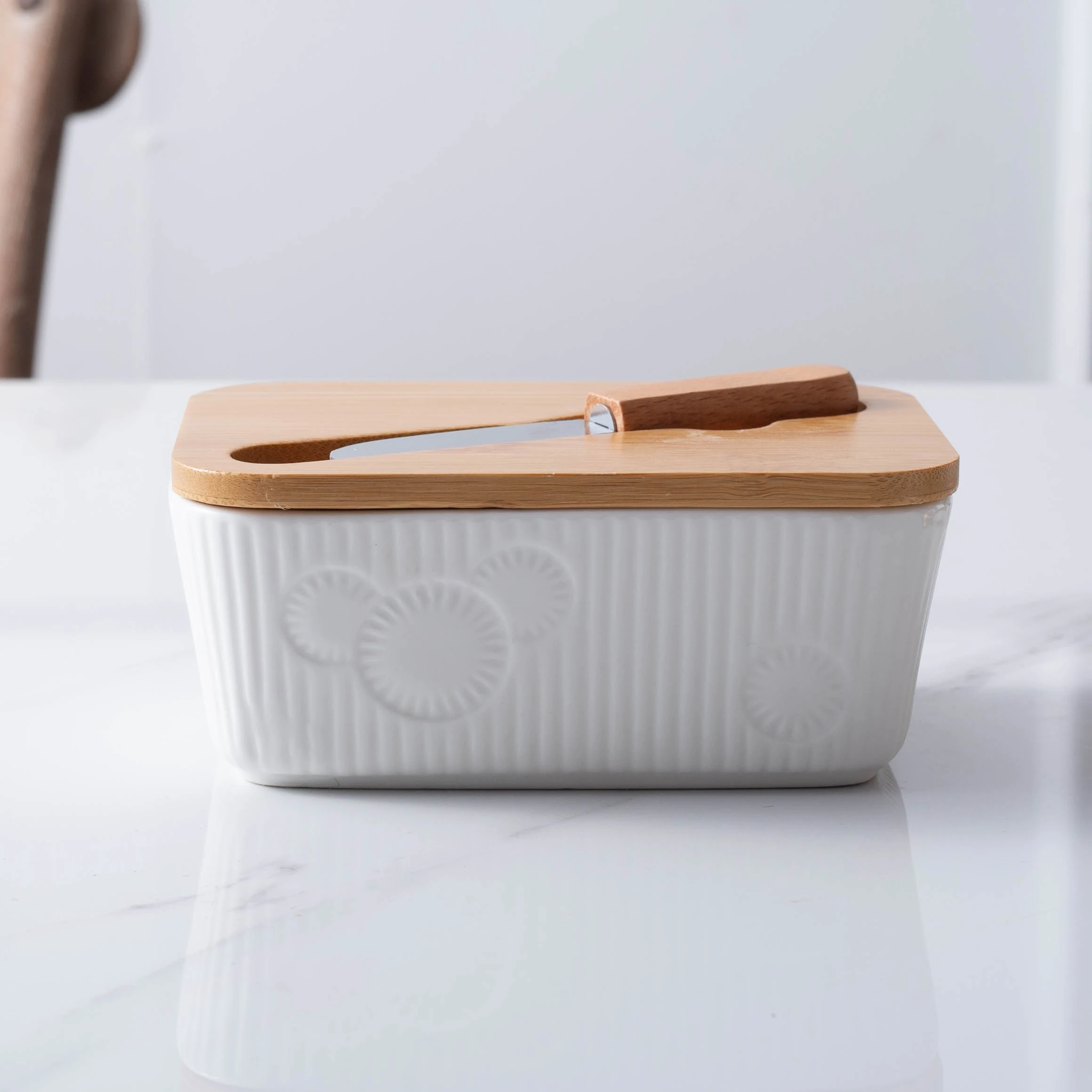 White Rectangle butter keeper box Ceramic Butter Dish with Wooden Lip and Knife embossing 330ml butter dish