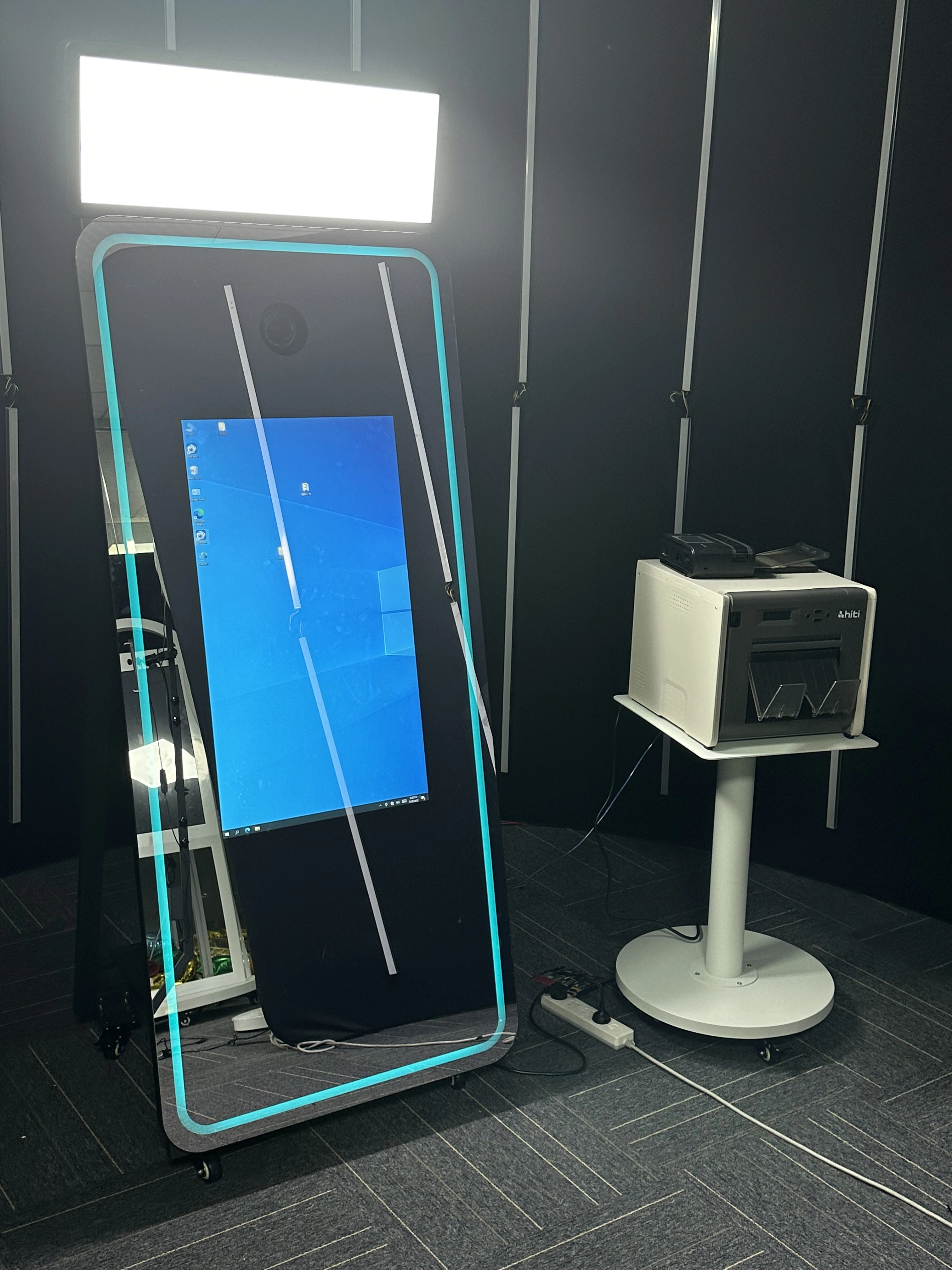 2022 Social Photo Mirror Booth High Quality Mirror Magic Selfie Photo Booth Touch Screen 70 Inch Mirror Photo Booth With Printer