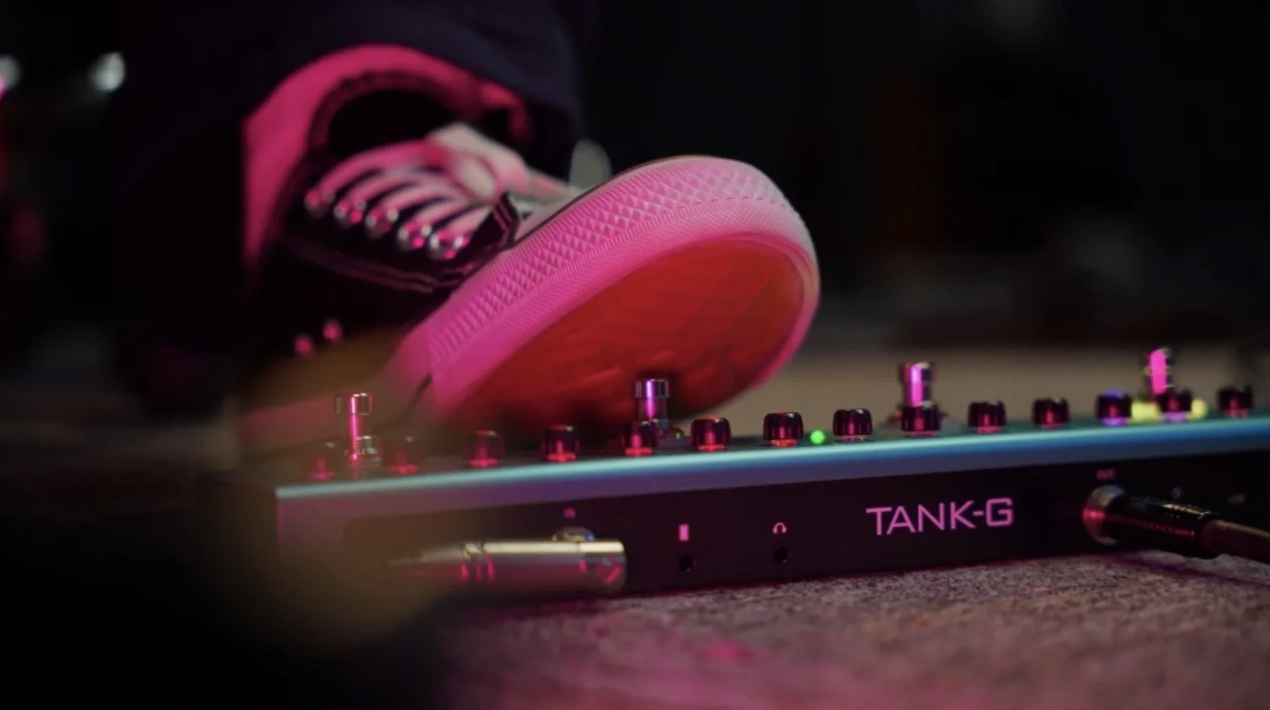 Custom Grand Wave TANK Rechargeable Guitar Multi-Effects Pedal Portable Accept Customized Pedal OEM