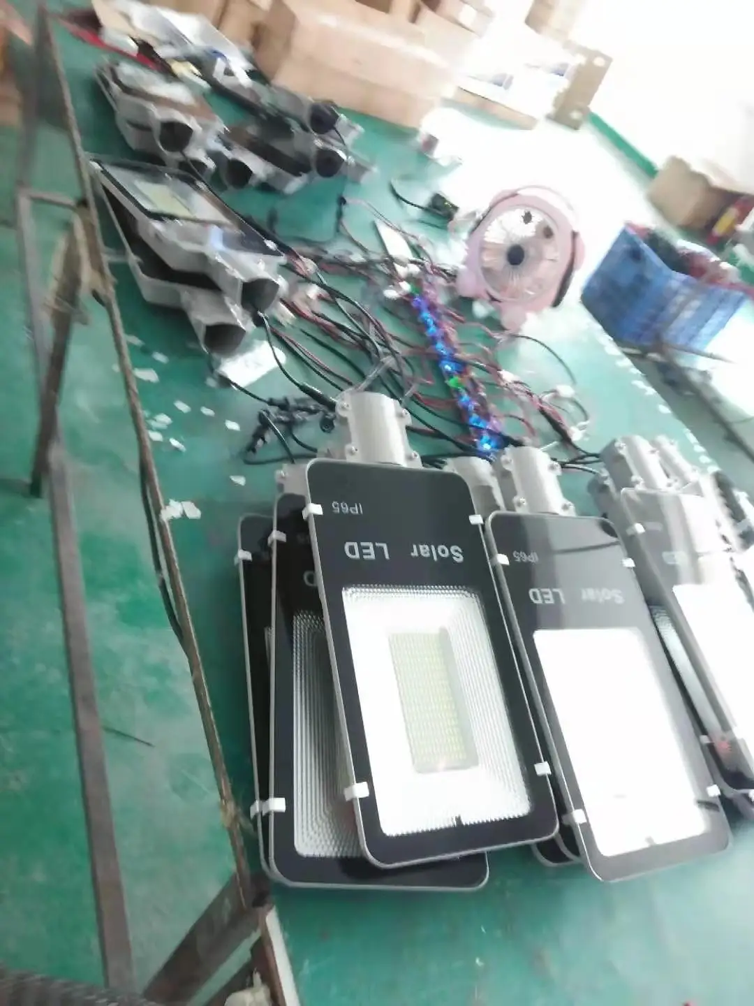 100W Outdoor Aluminum Solar Street Light with 6500K 200W Power SMD LED Chip Time Control Remote for Road Lighting IP65 Rated