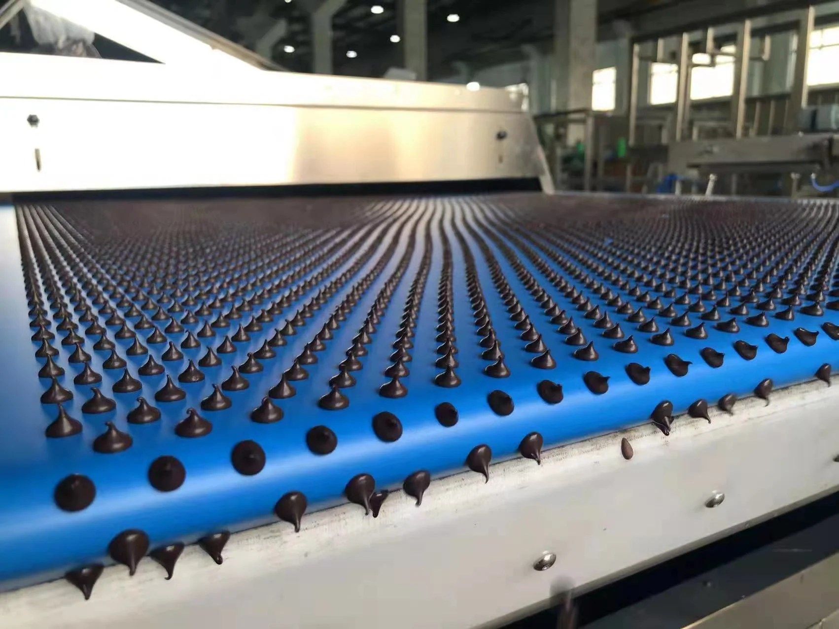 Chocolate chips coca drop button servo depositing production line chocolate making moulding machine