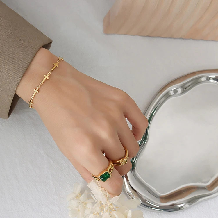 Wholesale Simple Religious Design Stainless Steel  18K gold plated colourfast cross bracelet Bracelet size adjustable Cheap Hot