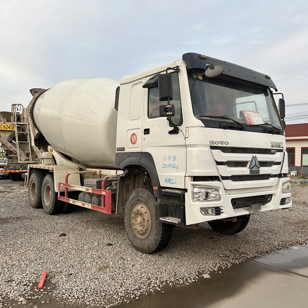 Low-priced 2017 HOWO 14 cubic meter concrete mixer truck in good condition