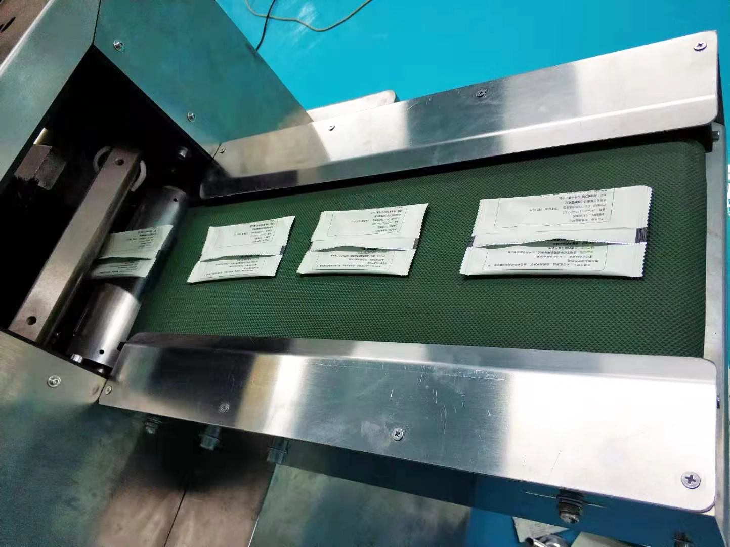 High productivity wet tissue production line 5-20 pcs wet wipes packing machine with automatic slitting