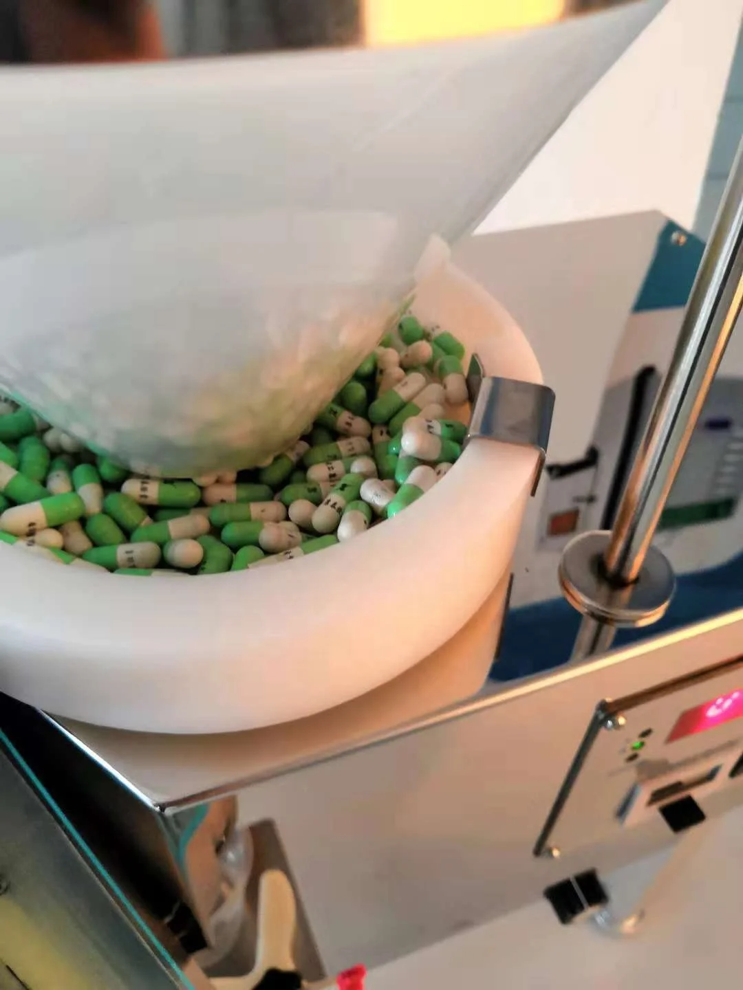 New Customized Automatic Right Price Tablet Counting Machine / Capsule Counter / Capsule Counting Machine