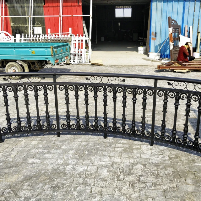 China Metal Fence Modern Newly Design Fence Garden Aluminum Fence
