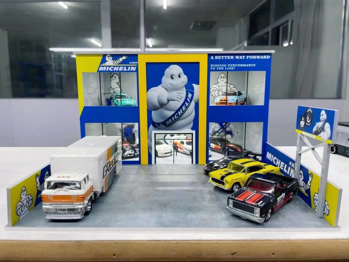 1/64 Scale Simulation Car Model Garage Street View Scene Space Ornaments Acrylic Display Box