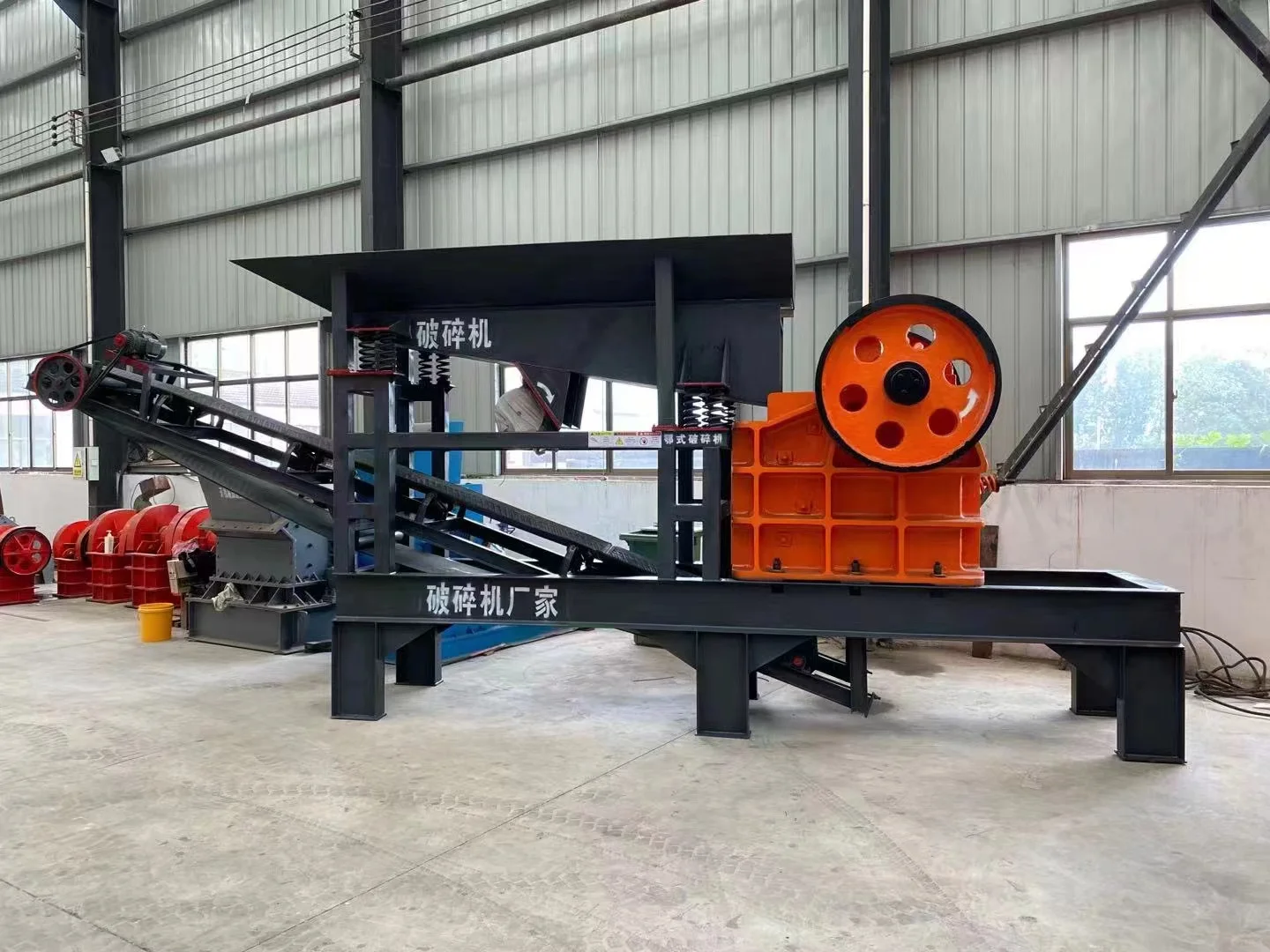 Mining Stone Gold Ore Crusher Primary Granite Limestone Concrete Gravel Rock Crushing Jaw Crusher with Vibrating Screen