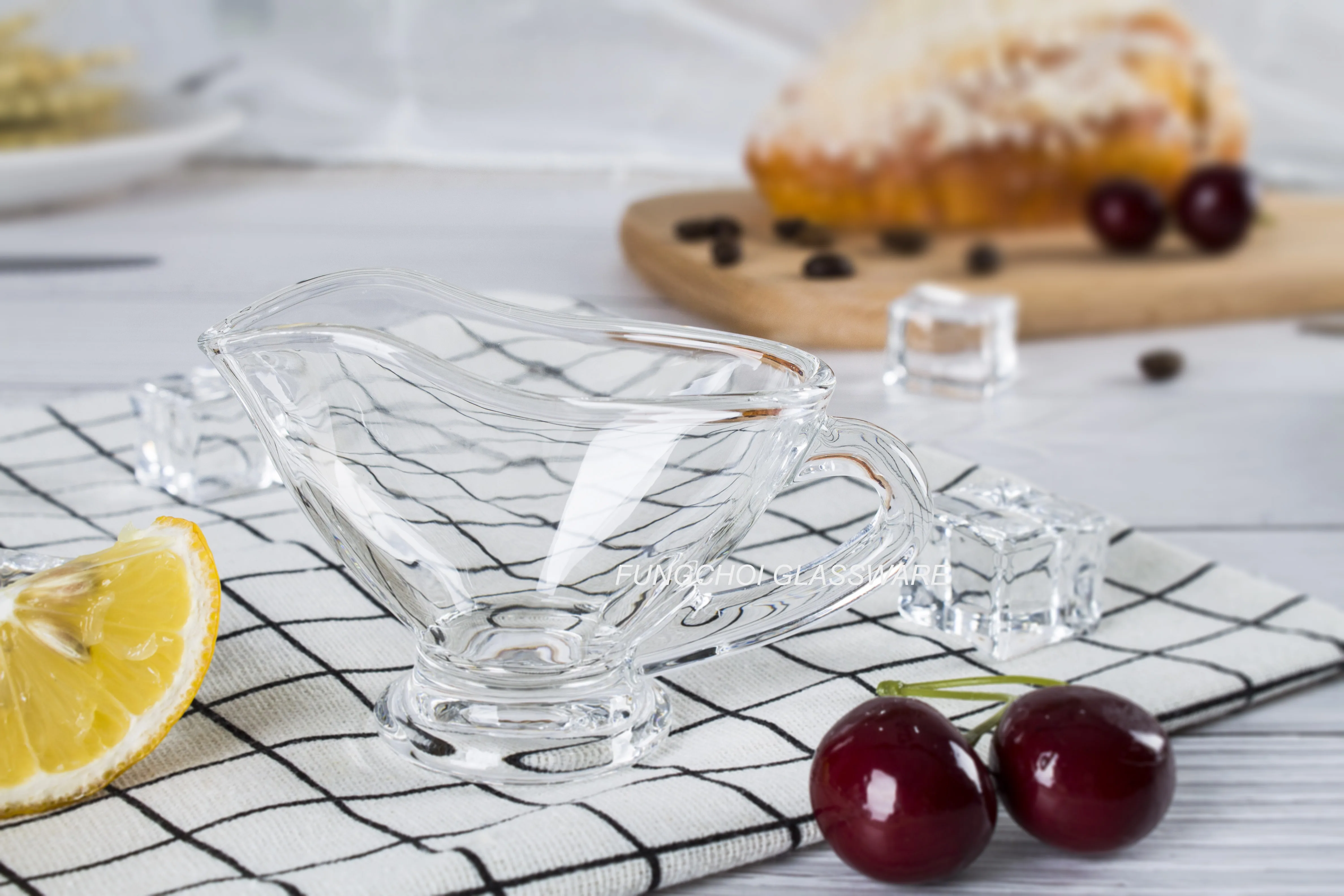 Wholesale cheap glass gravy dish household crystal sauce boat