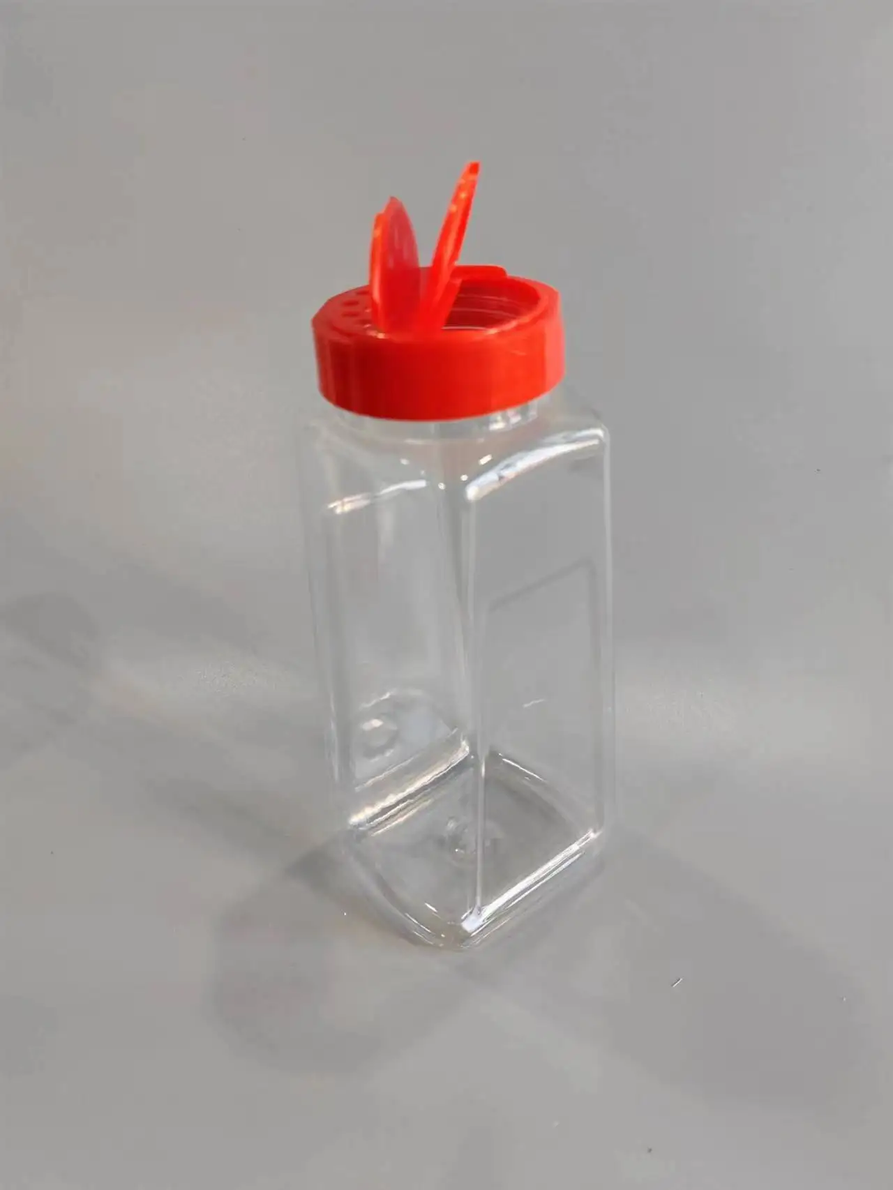 China Supplier Plastic Spice Jars with Red Lids Salt Pepper Shaker Container 1000ml
