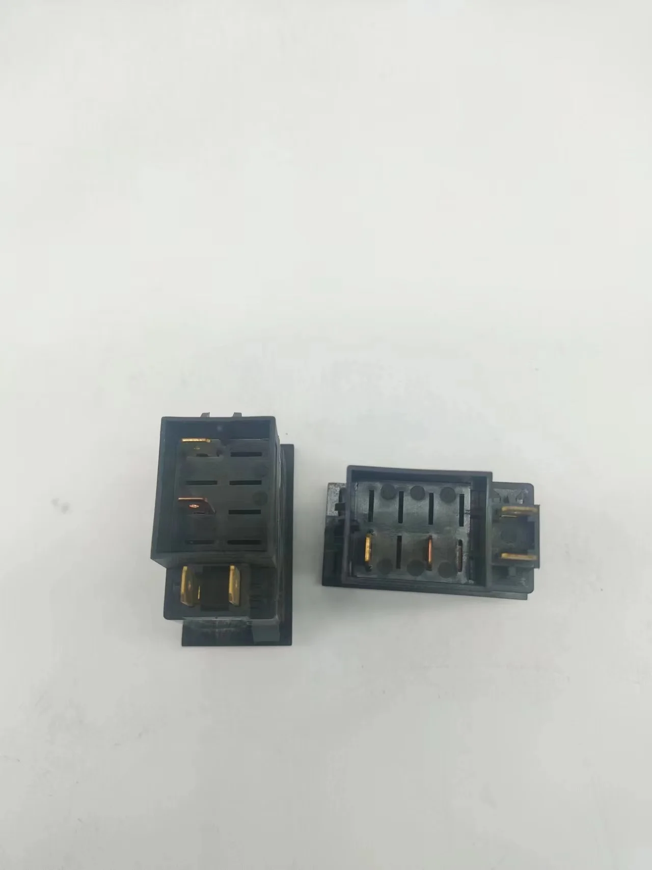 The truck light turns on the cab truck roof light