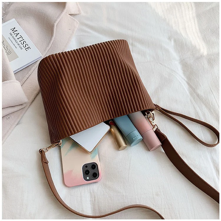 Guangzhou Factory Striped Ladies Fall Winter Bucket Shoulder Purses Pleated Women High Quality Handbag