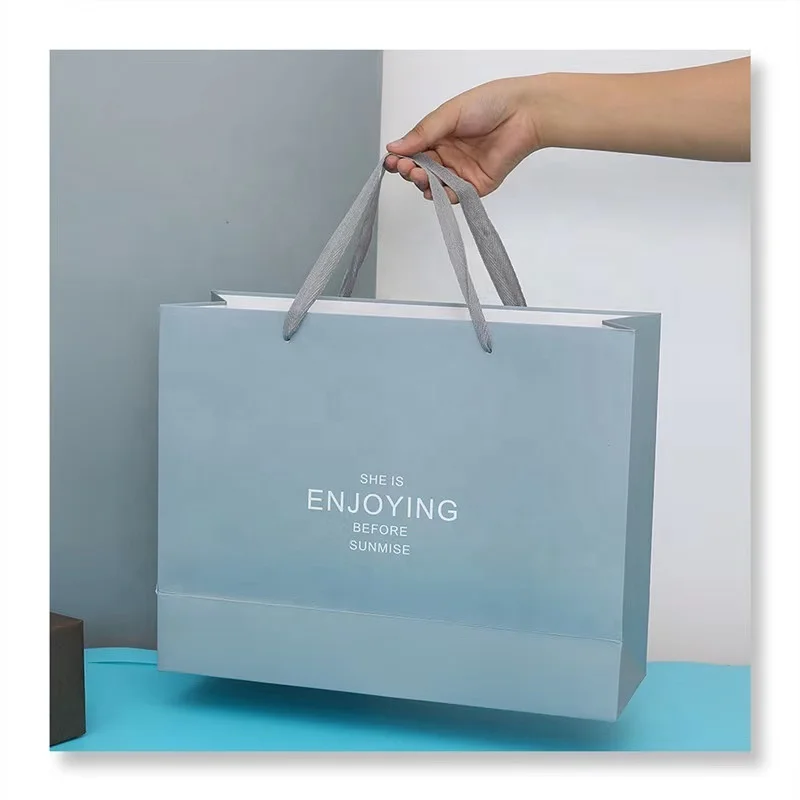 Manufacturer Custom Personalized Printed Gold Foil LOGO Luxury Black Gift Bags Shopping Cardboard Paper Bags