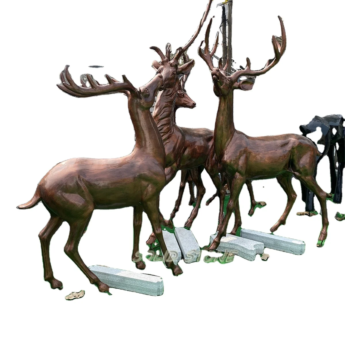 Factory direct supply Hand carved exquisite outdoors decoration fiberglass deer sculpture